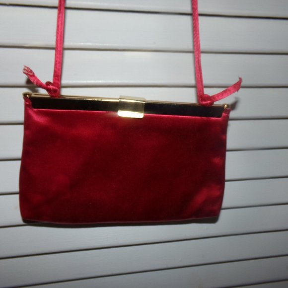 Vintage 60s red‎ satin evening bag 8x5 gold tone clasp 20 inch strap drop Great - Picture 1 of 4